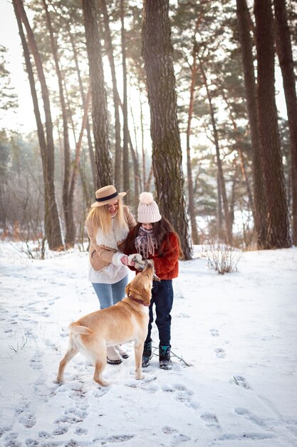 Familia feliz de tiro completo con perro