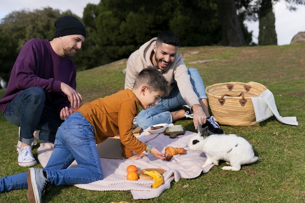Foto gratuita familia feliz de tiro completo en un picnic