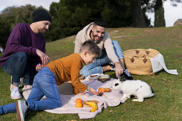 Familia feliz de tiro completo en un picnic