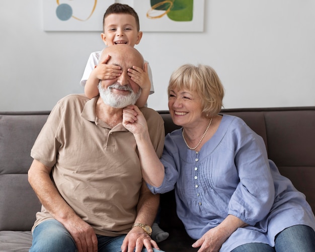 Familia feliz de tiro completo sentado en el sofá