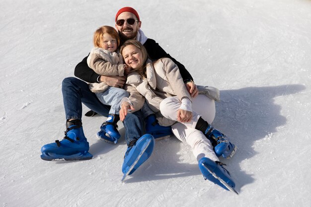 Familia feliz de tiro completo sentados juntos