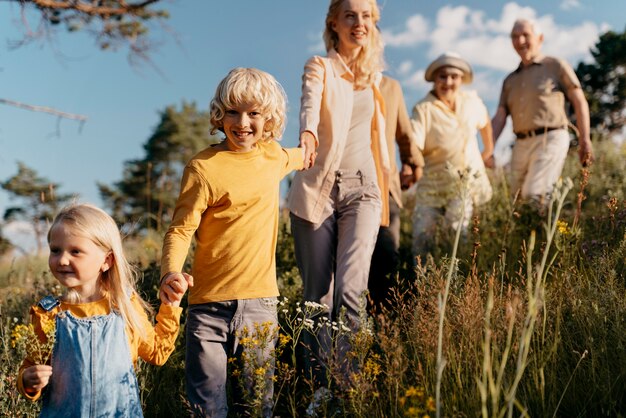 Familia feliz de tiro medio al aire libre