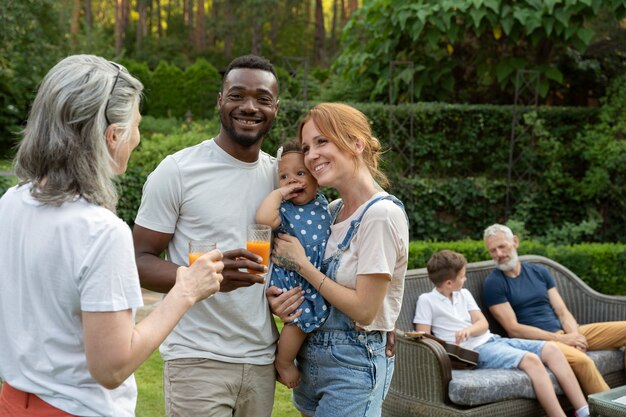 Familia feliz de tiro medio con bebé