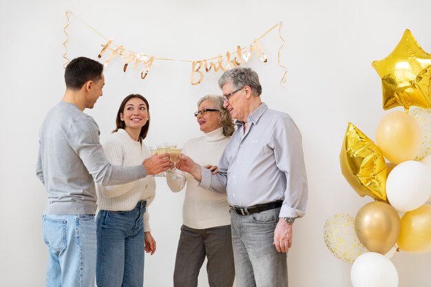 Familia feliz de tiro medio con bebidas