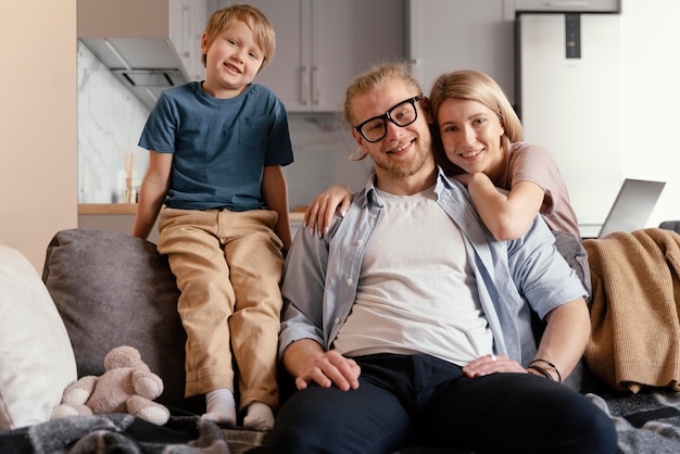 Foto gratuita familia feliz de tiro medio en casa