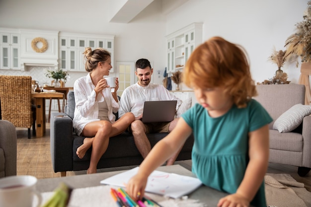 Familia feliz de tiro medio en casa