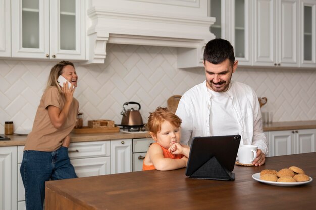 Familia feliz de tiro medio en casa