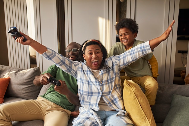 Familia feliz de tiro medio en casa