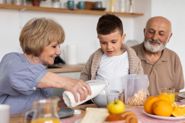 Familia feliz de tiro medio con comida