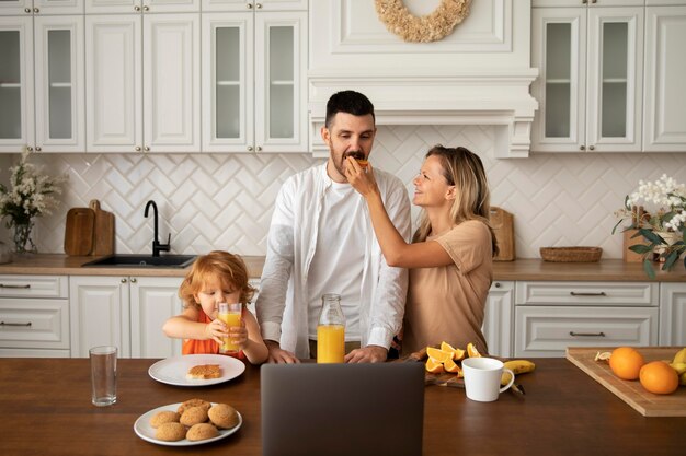 Familia feliz de tiro medio con comida