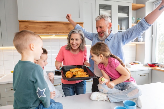 Familia feliz de tiro medio con croissants