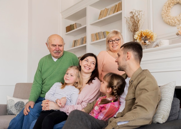 Familia feliz de tiro medio dentro