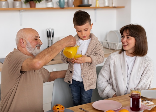 Familia feliz de tiro medio en el interior