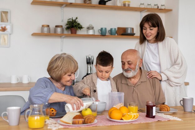 Familia feliz de tiro medio en la mesa