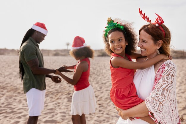 Familia feliz de tiro medio en la naturaleza