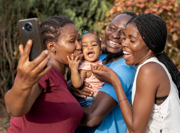 Familia feliz de tiro medio con niño