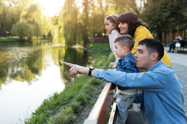 Familia feliz de tiro medio en el parque