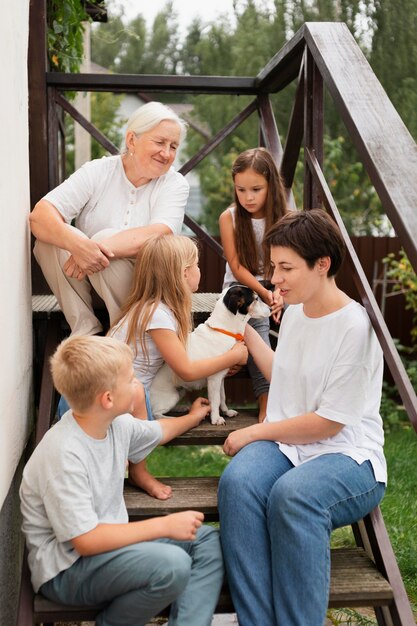 Familia feliz de tiro medio con perro