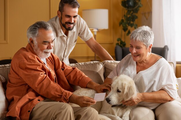 Familia feliz de tiro medio con perro