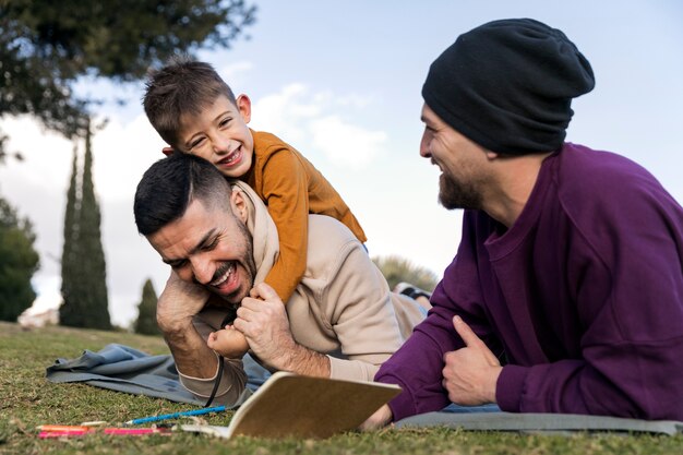 Familia feliz de tiro medio en un picnic