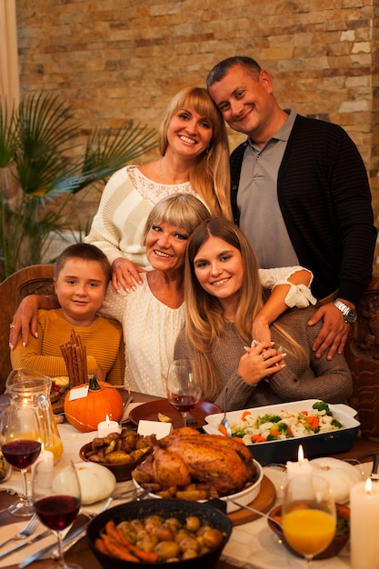 Familia feliz de tiro medio posando juntos