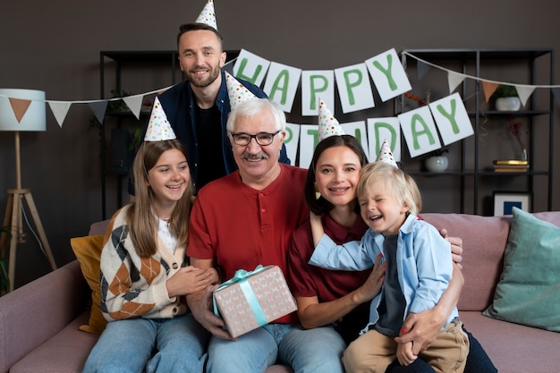 Familia feliz de tiro medio sentados juntos