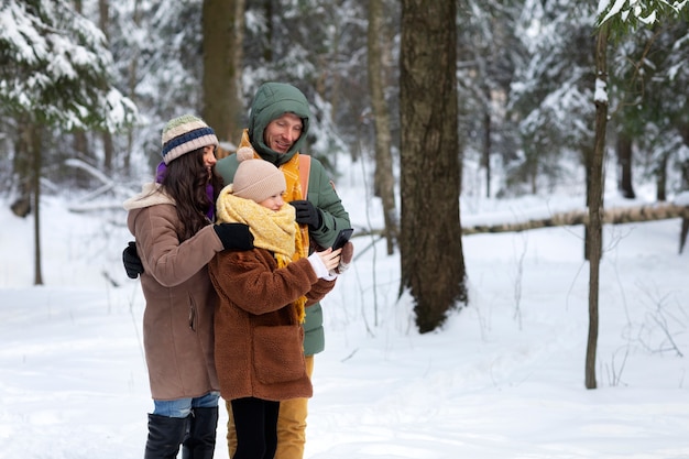 Familia feliz de tiro medio con smartphone