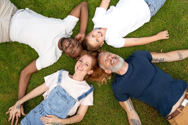 Familia feliz de tiro medio sobre el césped