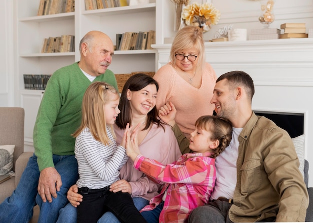 Familia feliz de tiro medio en el sofá