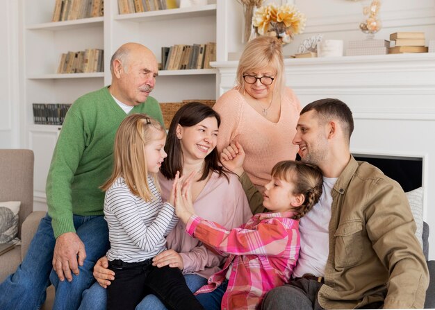 Familia feliz de tiro medio en el sofá