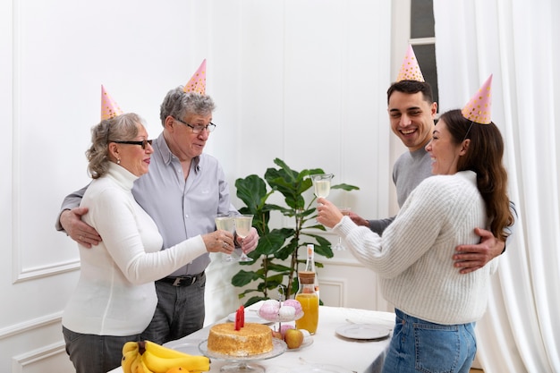 Familia feliz de tiro medio con sombreros