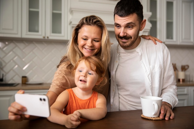 Foto gratuita familia feliz de tiro medio tomando selfie