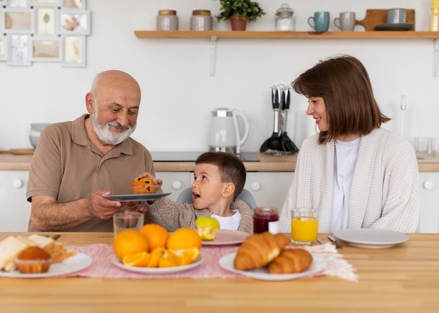 Familia feliz de tiro medio