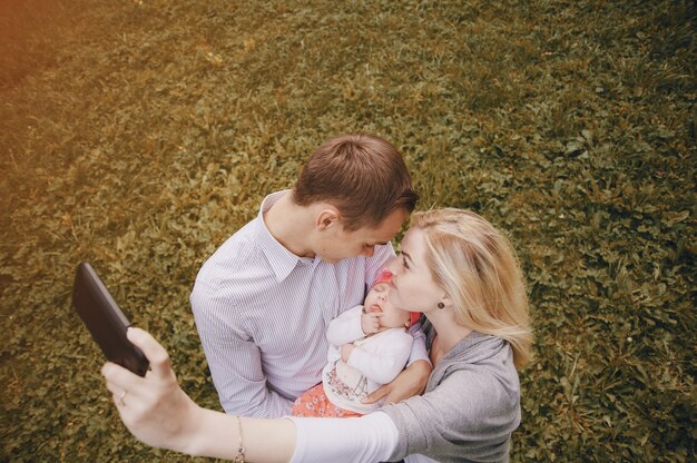 Familia feliz tomando una foto