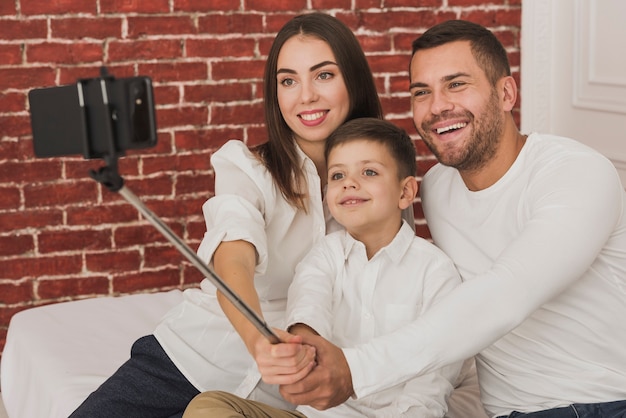Foto gratuita familia feliz tomando una selfie juntos