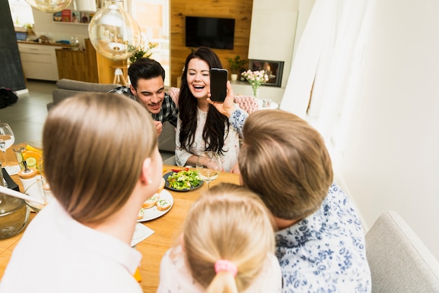 Foto gratuita familia feliz tomando selfie