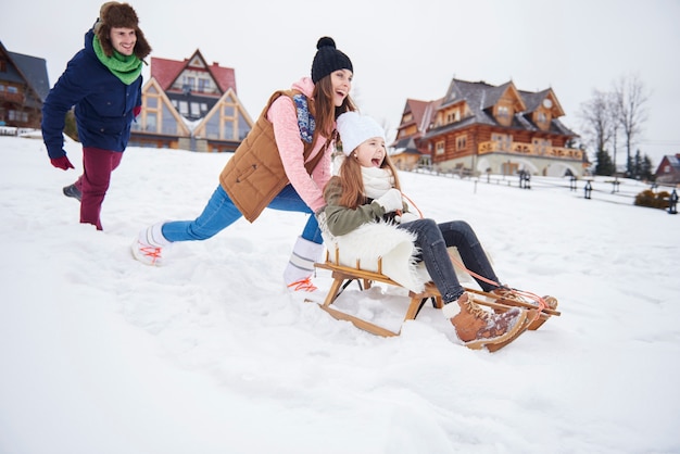 Familia feliz durante las vacaciones de invierno