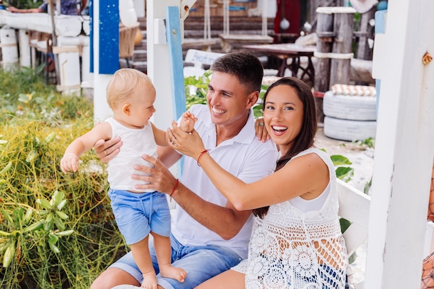 Familia feliz de vacaciones con niño