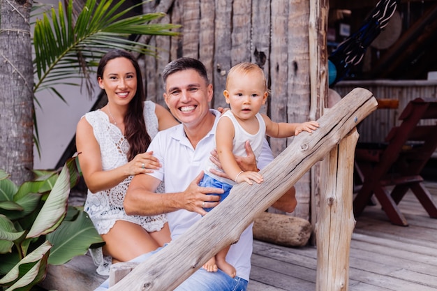 Familia feliz de vacaciones con niño