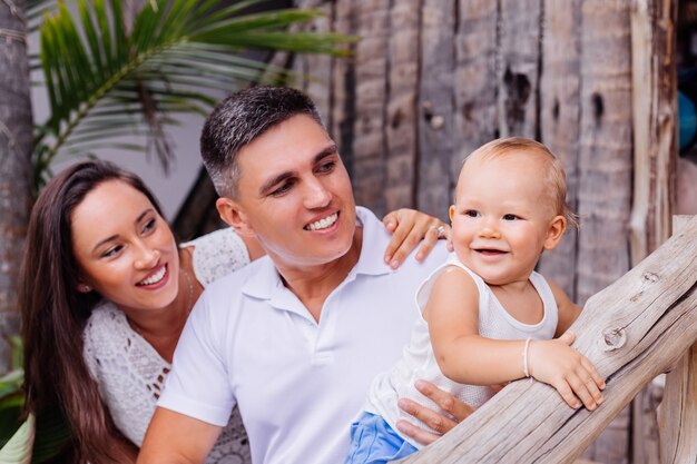 Familia feliz de vacaciones con niño