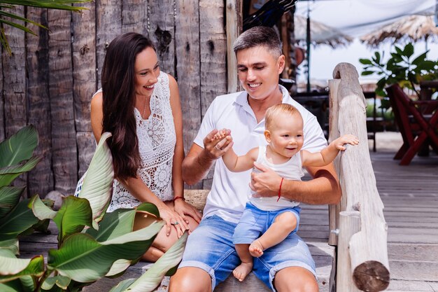 Familia feliz de vacaciones con niño