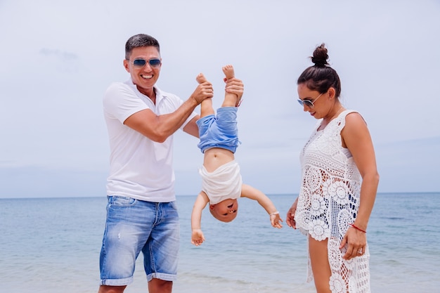 Foto gratuita familia feliz de vacaciones con niño