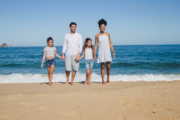 Familia feliz en vacaciones de verano