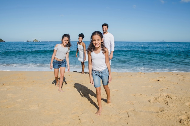 Familia feliz de vacaciones