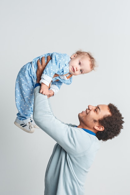 Foto gratuita una familia feliz