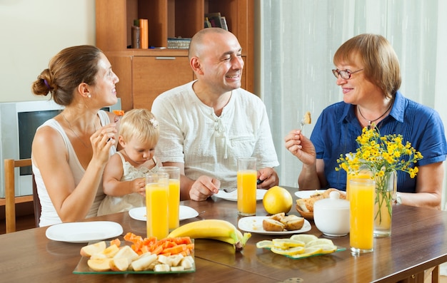 Familia con friuts y jugo