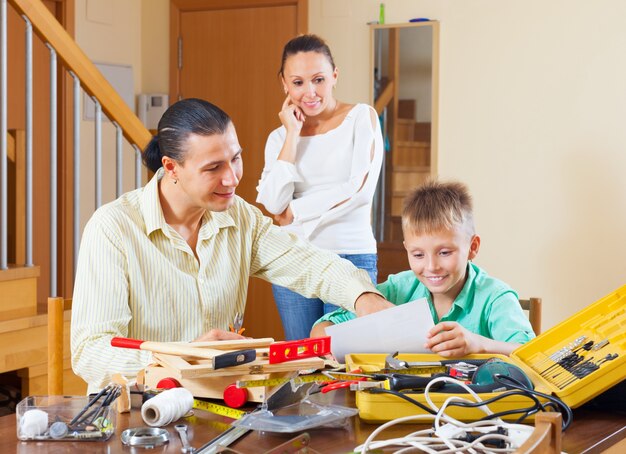 Familia haciendo algo con instrumentos