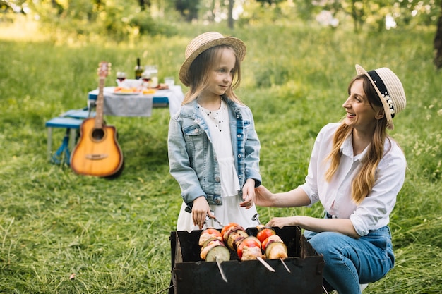 Familia haciendo una barbacoa en la naturaleza