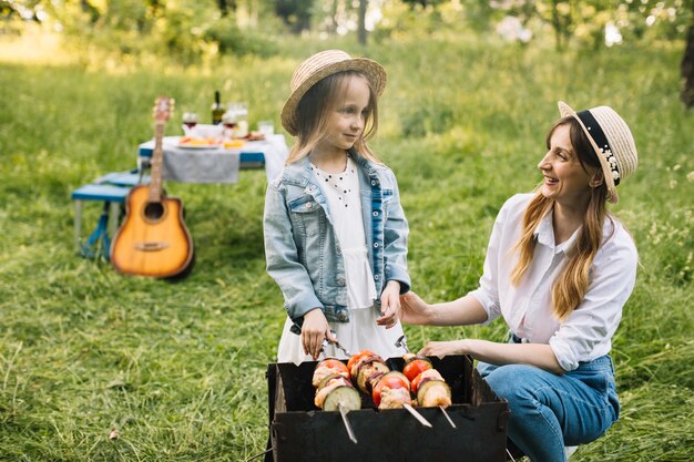 Familia haciendo una barbacoa en la naturaleza