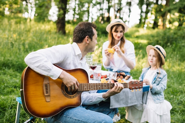 Foto gratuita familia haciendo una barbacoa en la naturaleza